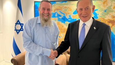 אבי מעוז ובנימין נתניהו בעת החתימה על ההסכם בין הליכוד לבין סיעת נעם | צילום: מתוך עמוד הפייסבוק של סיעת נעם